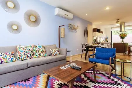 Vibrant Condo, Fiberoptic Wifi, Workspace & A Pool